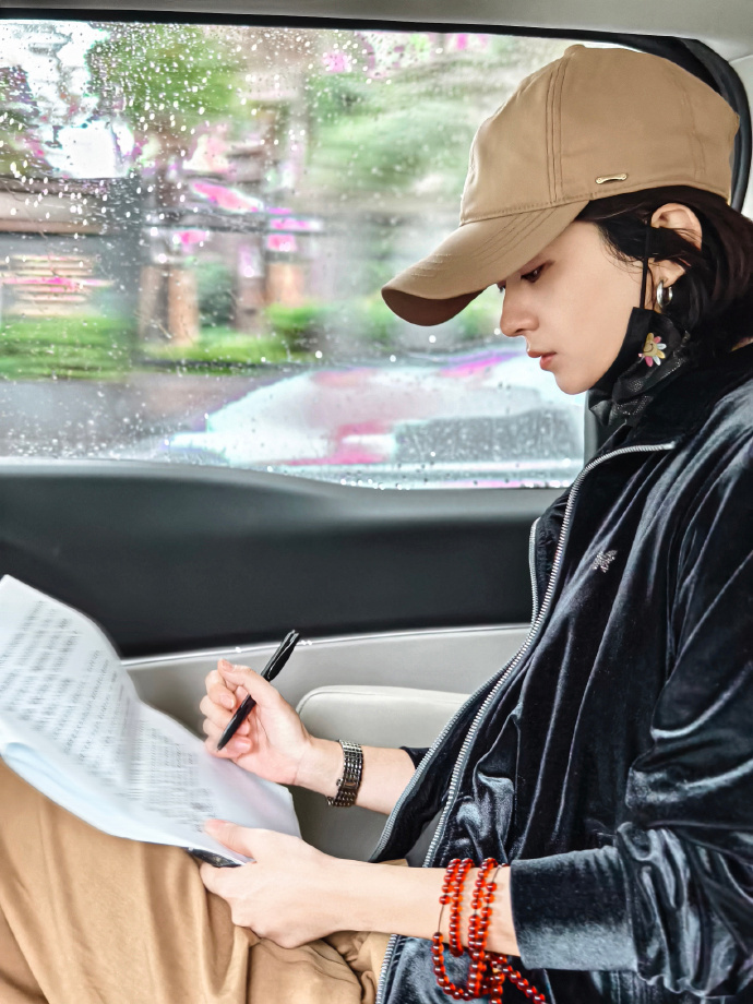 疑隔空表白林更新,赵丽颖专注事业,对镜摆剪刀手温柔甜美