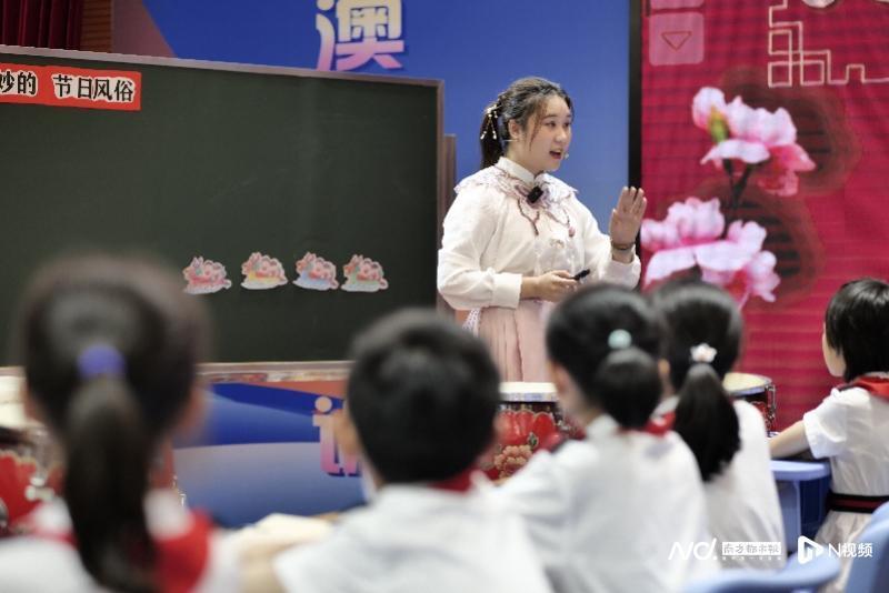 香港陈吕重德纪念小学的张悦茜子老师和澳门濠江中学附属小学的王喆