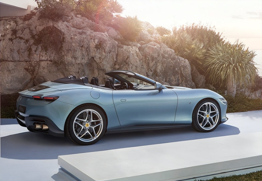 软顶敞篷版法拉利romaspyder