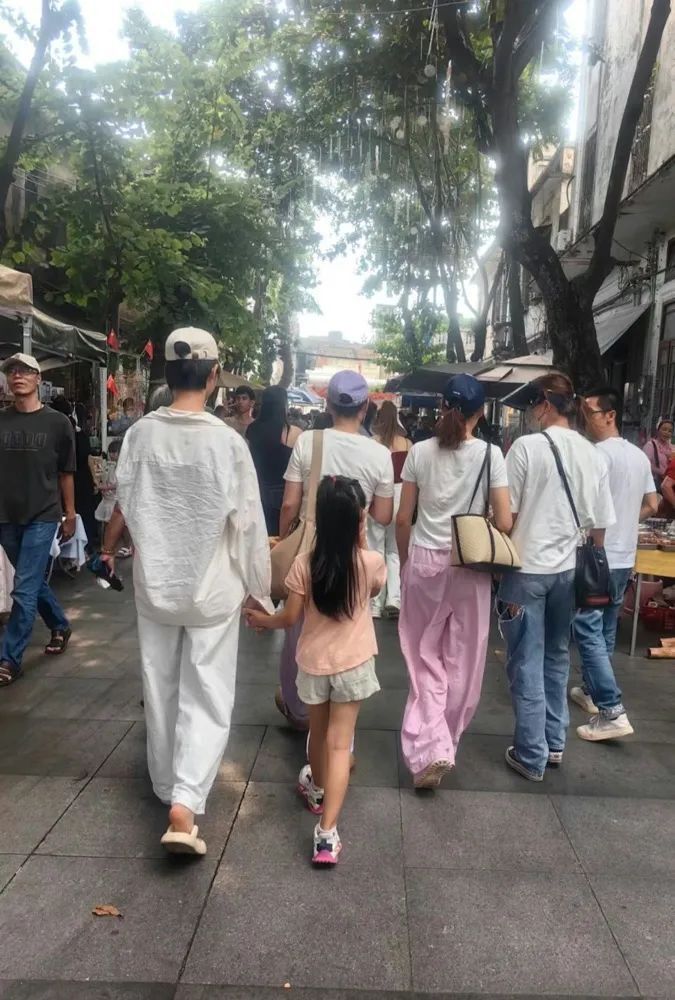 杨怡和胞姐杨卓娜逛街被偶遇，两姐妹打扮朴素，与粉丝合影超亲切_腾讯新闻