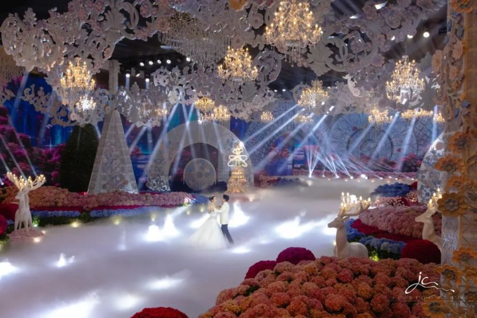 柬埔寨上流社会的婚礼,高官名流集聚,婚礼现场布置颇为"壕"气!