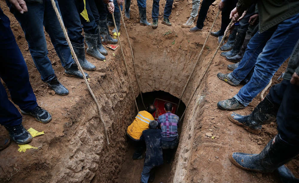 农村丧葬"怪现象",有人"刨坟取骨"却不是"迁坟",咋回事?