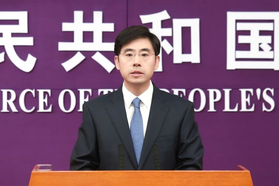 商务部政策研究室副主任,新闻发言人何亚东出席,介绍相关情况并回答
