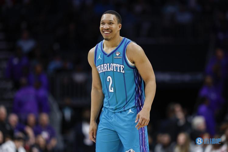 稳定发挥格威13中6拿到22分4篮板