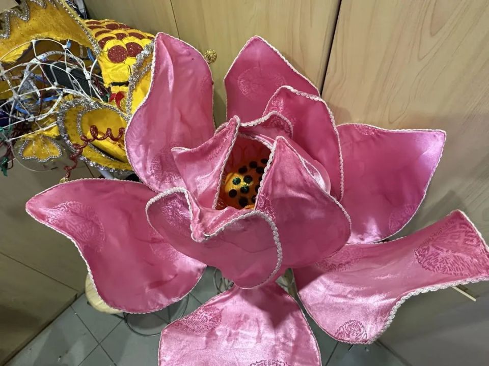 "不同于普通的户外大型灯彩,上海灯彩采用纯手工扎