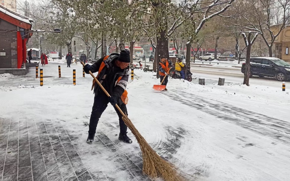 大雪中,他们走出家门义务扫雪除冰