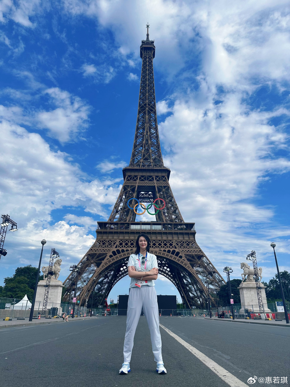 惠若琪晒埃菲尔铁塔前美照,担任巴黎奥运会直播解说,风采不减当年!
