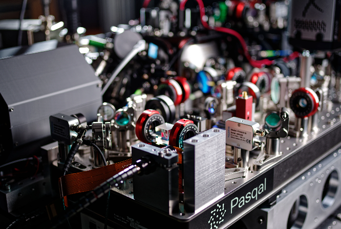 怎么做pas检测研究采用基于定制的氮化硅多层300 nm晶圆平台制造的超低损耗集成光子芯片，结合光纤耦合的高效光子数分辨探测器，成功制备出GKP量子比特态。实验观测到该量子态具备容错计算所需的关键模态特征：在p和q正交分量上均呈现至少四个可分辨峰，其Wigner函数负值区域展现出清晰的3×3网格点阵结构。研究进一步_https://www.jmylbn.com_新闻资讯_第11张