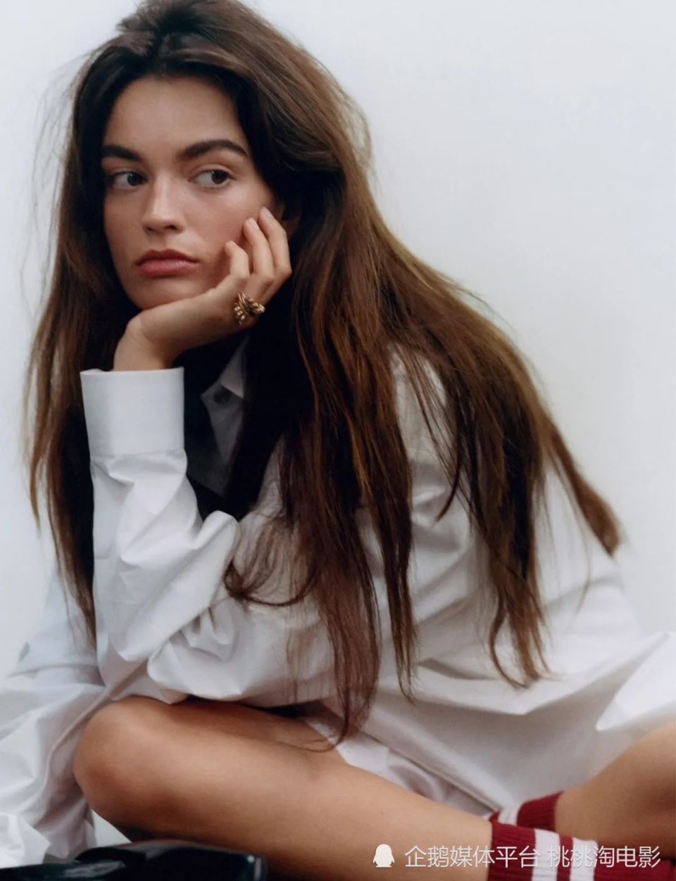 《性教育》女主角艾玛·麦基杂志大片,展现独特文艺气质-腾讯新闻