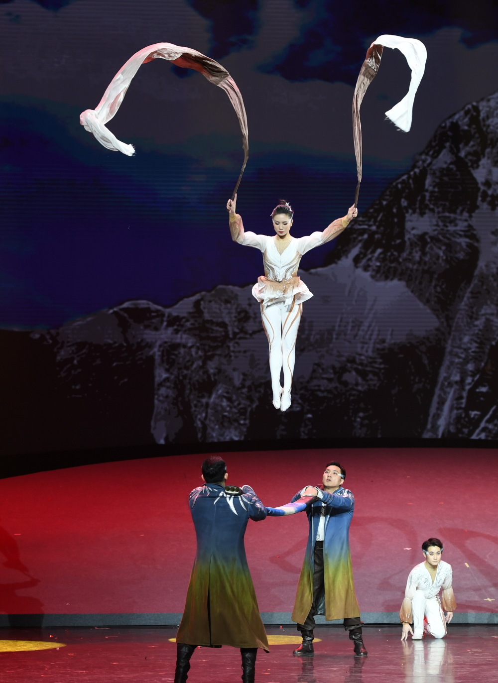 中外杂技演员角逐中国吴桥国际杂技艺术节_腾讯新闻