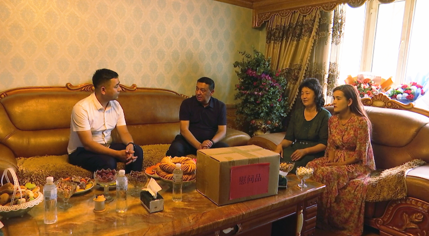 在生活困难党员吴志刚,乌拉音木·艾沙家中,阿迪力·哈斯木了解了他们
