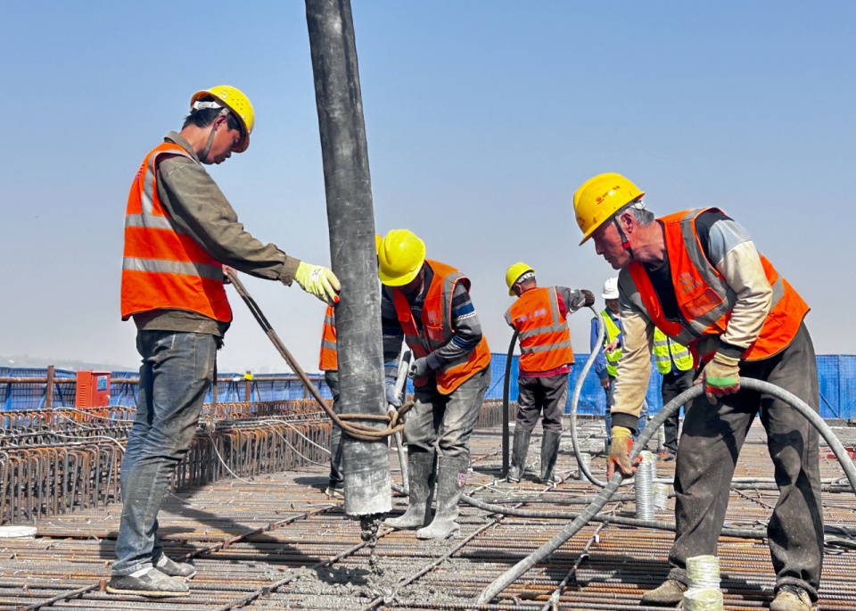 西十高铁陕西段浐河特大桥跨g210国道连续梁顺利合龙