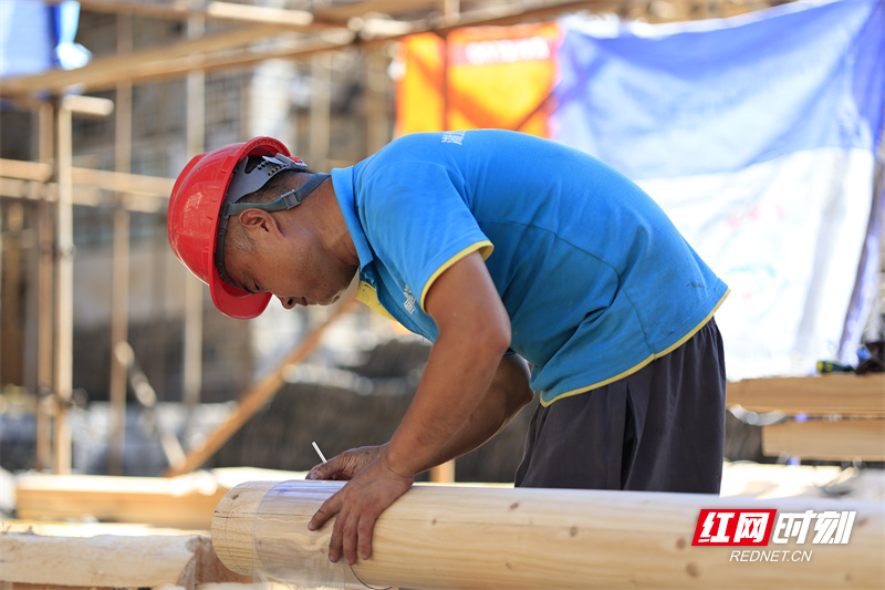 为了顺利推进工程,古建修复施工队负责人刘永耀带着工程队每天作业九