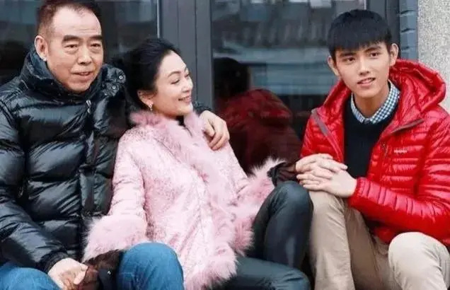 7月9日,有网友在北京偶遇陈飞宇和妈妈陈红一起在商场购物,母子罕见
