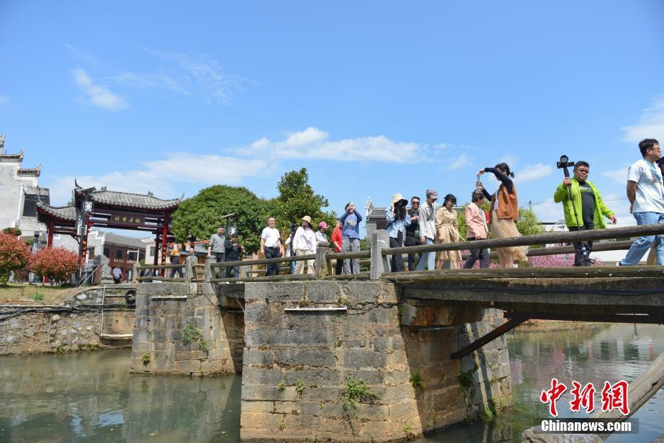 华媒代表走访湖南板梁古村体验古老宴请礼仪