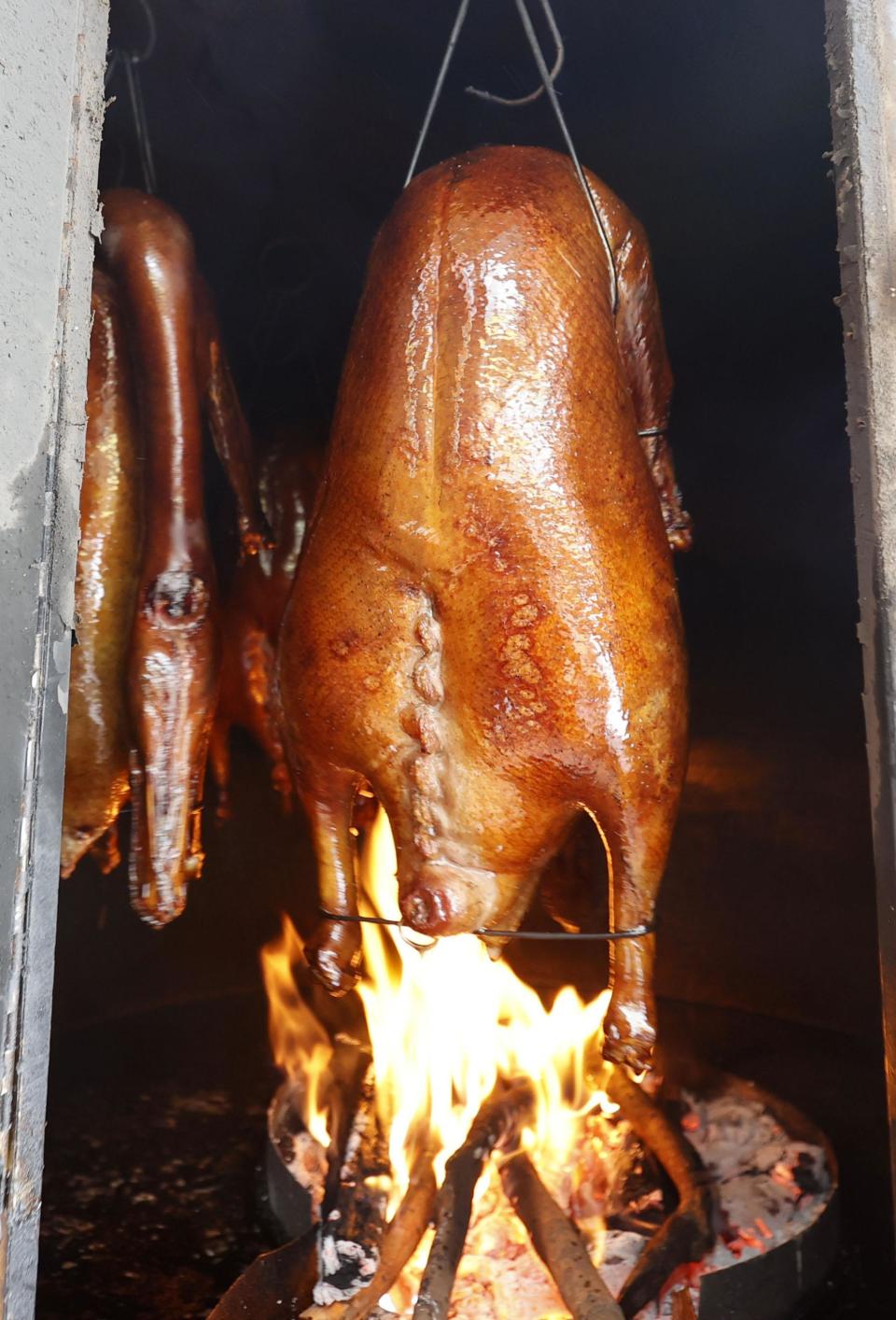 要说东莞烧鹅的发展,就不得不提到大岭山镇的矮岭冚村.