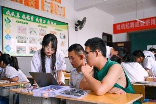 这群大学生为中学生带来科技兴趣培养课