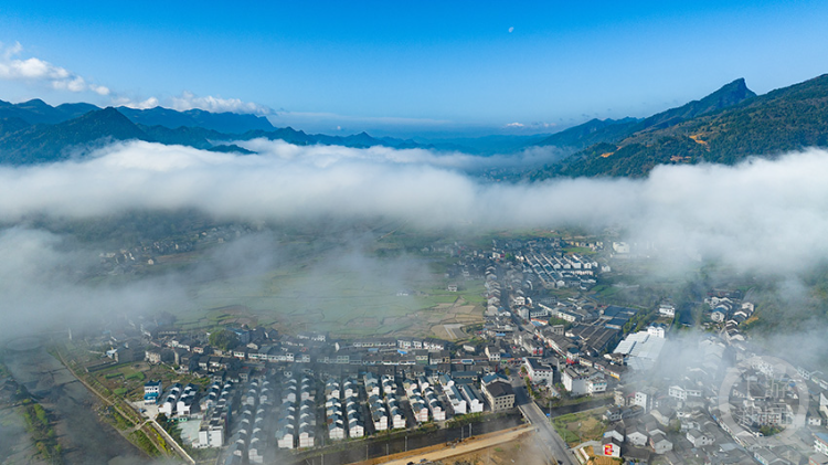 3月31日,在重庆市秀山土家族苗族自治县溶溪镇,清晨云雾弥漫,错落有致