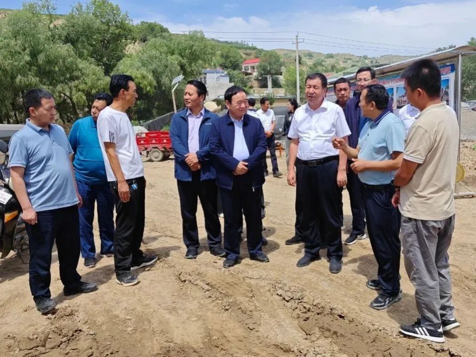 东乡县第十九届人大常委会第十二次会议召开