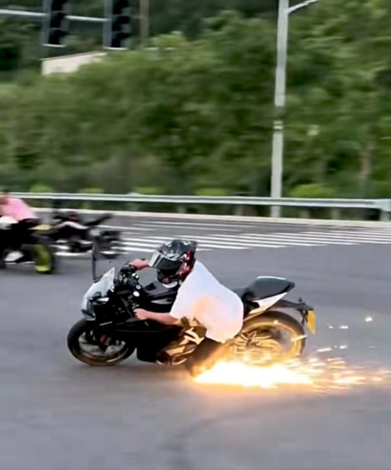 压弯带火花,双手撒把……摩托骑手拍视频网上"炫技" 专业人士:为了