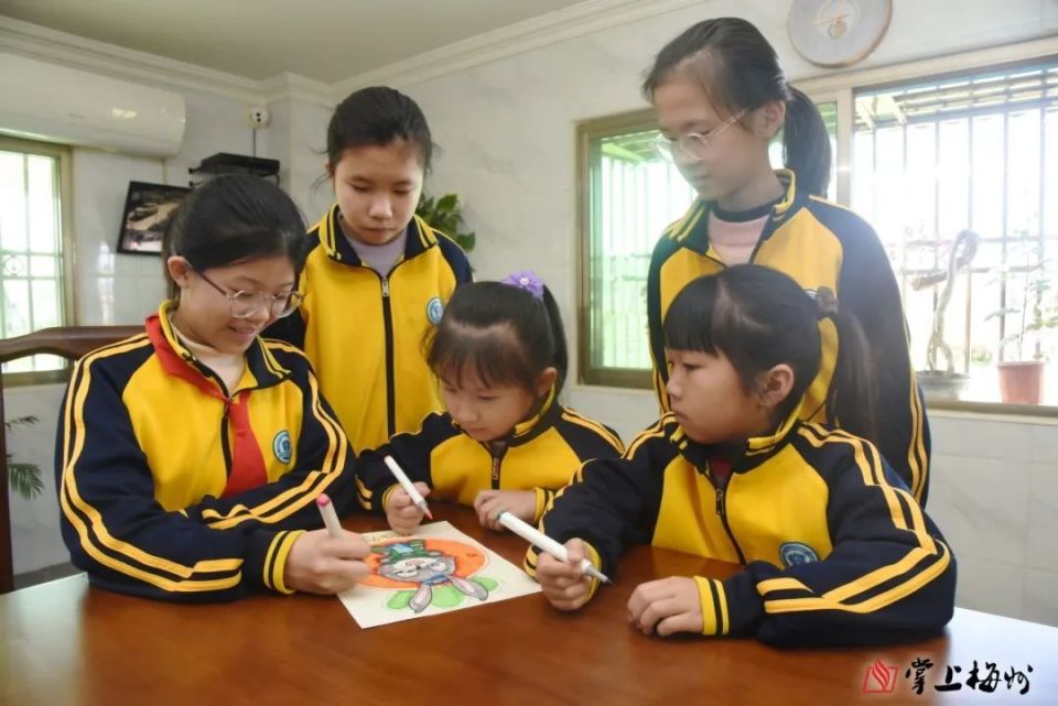 (通讯员供图)在小讲堂上,冯芮萱会先介绍书法和绘画的基础知识,并图文