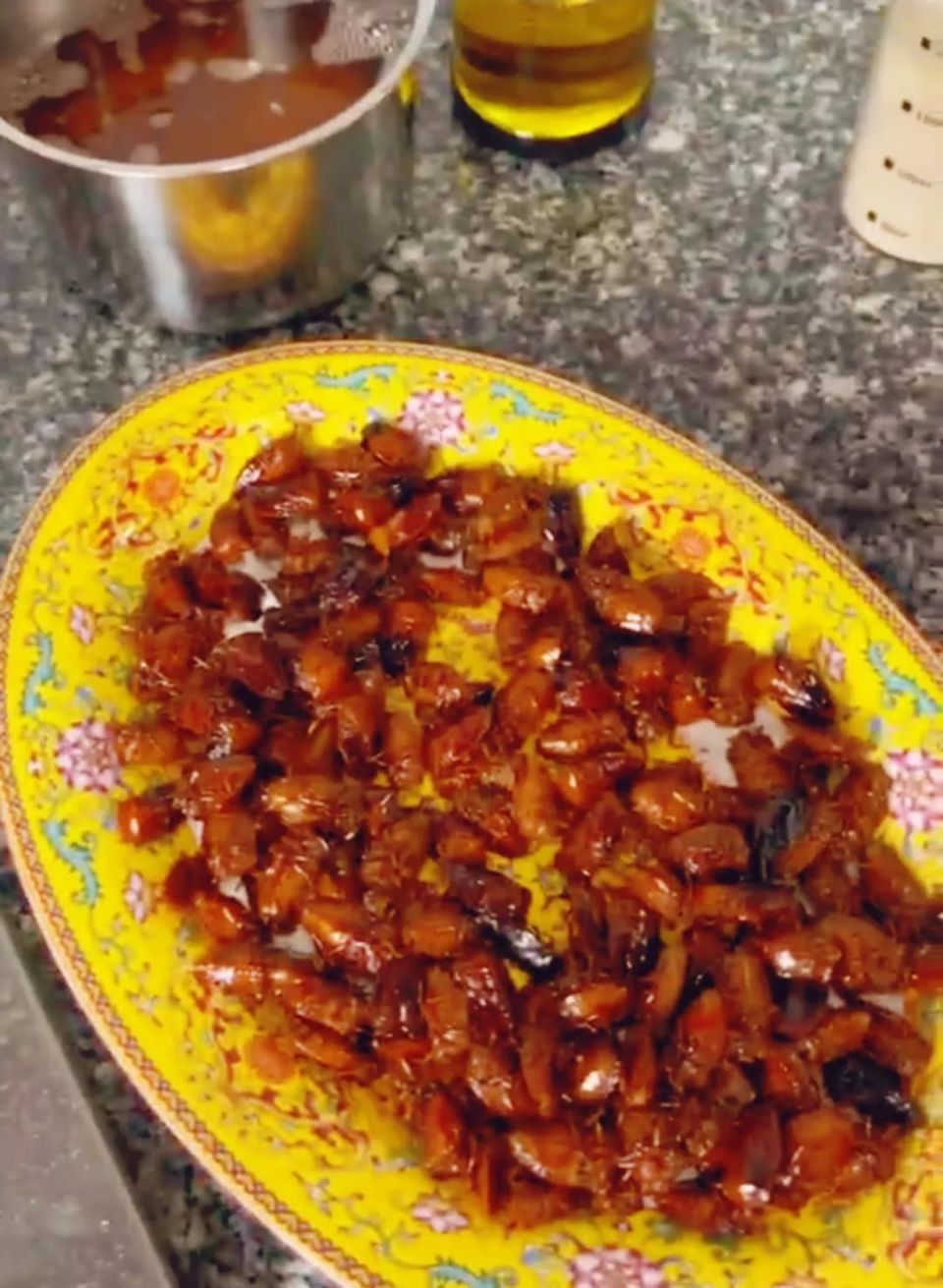 这道菜的时候是在去年,他说:"去年这个时候也是臭屁虫的繁殖高峰期