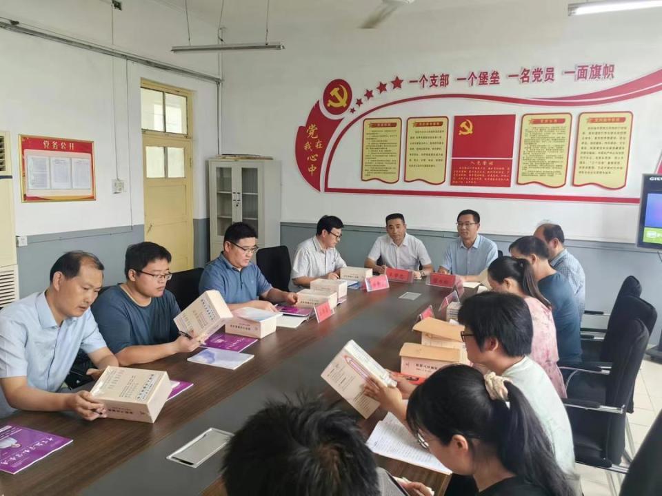 沂水一中沂蒙名师工程人选工作室开展读书分享活动