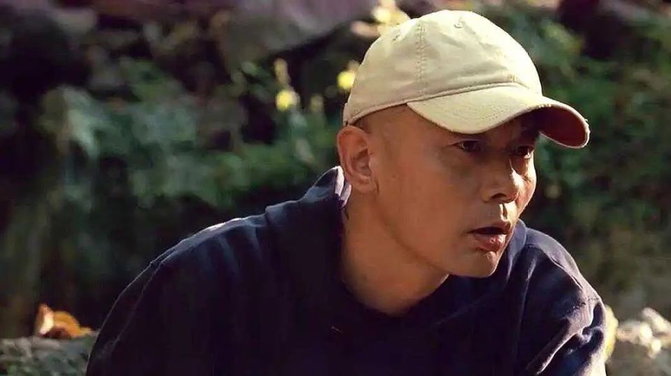 在将自己的发明"分歧终端机"卖给范先生后一夜暴富,进而开始考虑自己