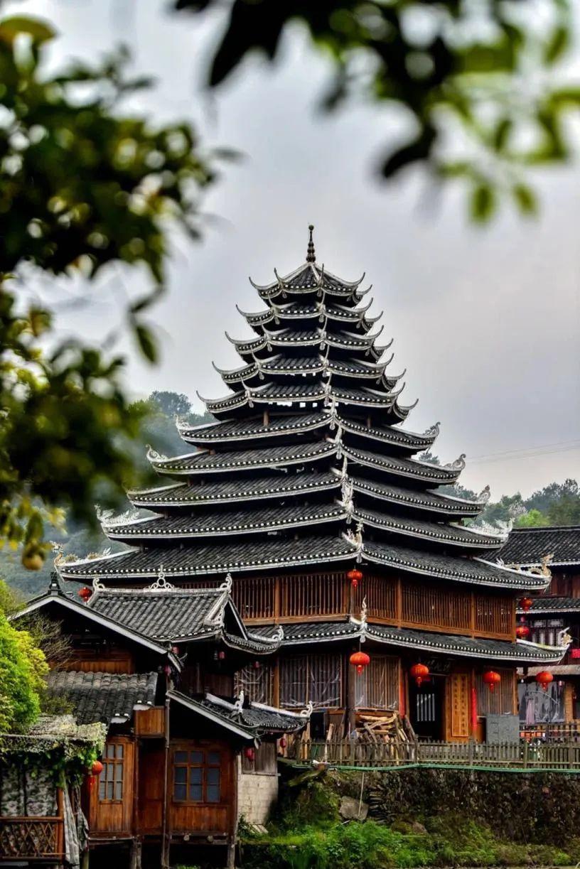 《直播皇都侗寨》,在皇都侗寨普修桥上拍摄宣传片,皇都艺术团演员侗族