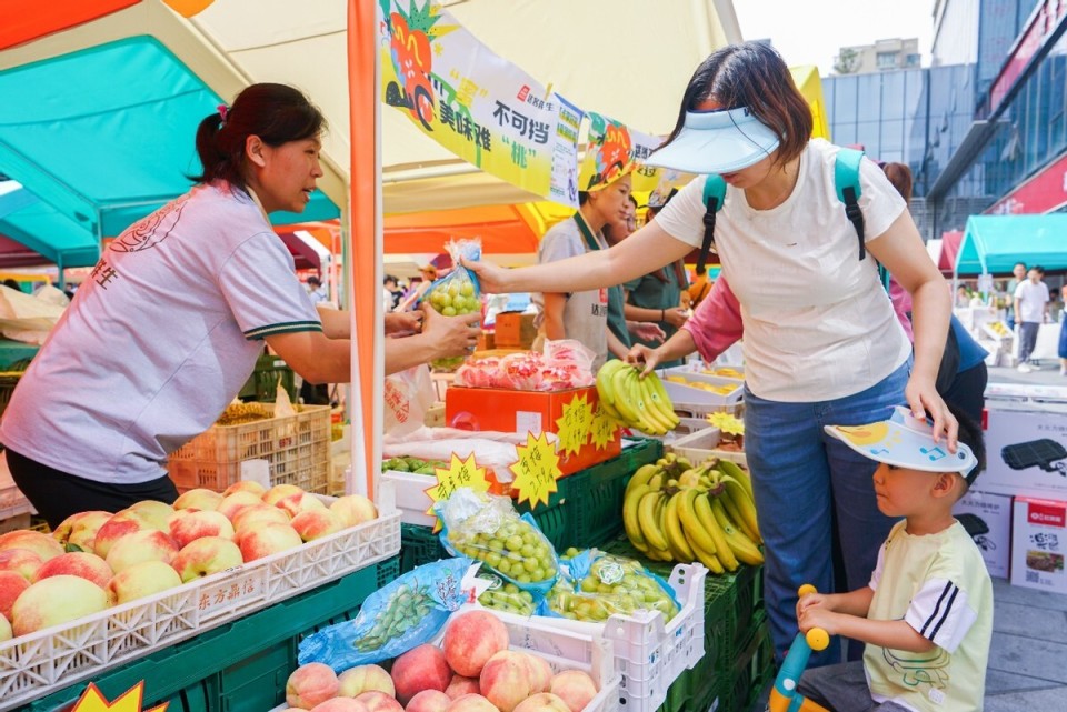 "说起一刻钟便民生活圈,家住瑞源·名嘉汇小区的于女士满脸喜悦.
