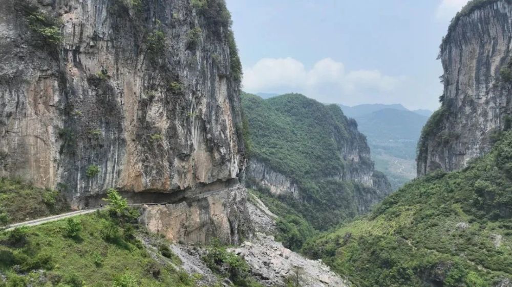 毕节挂壁公路图片