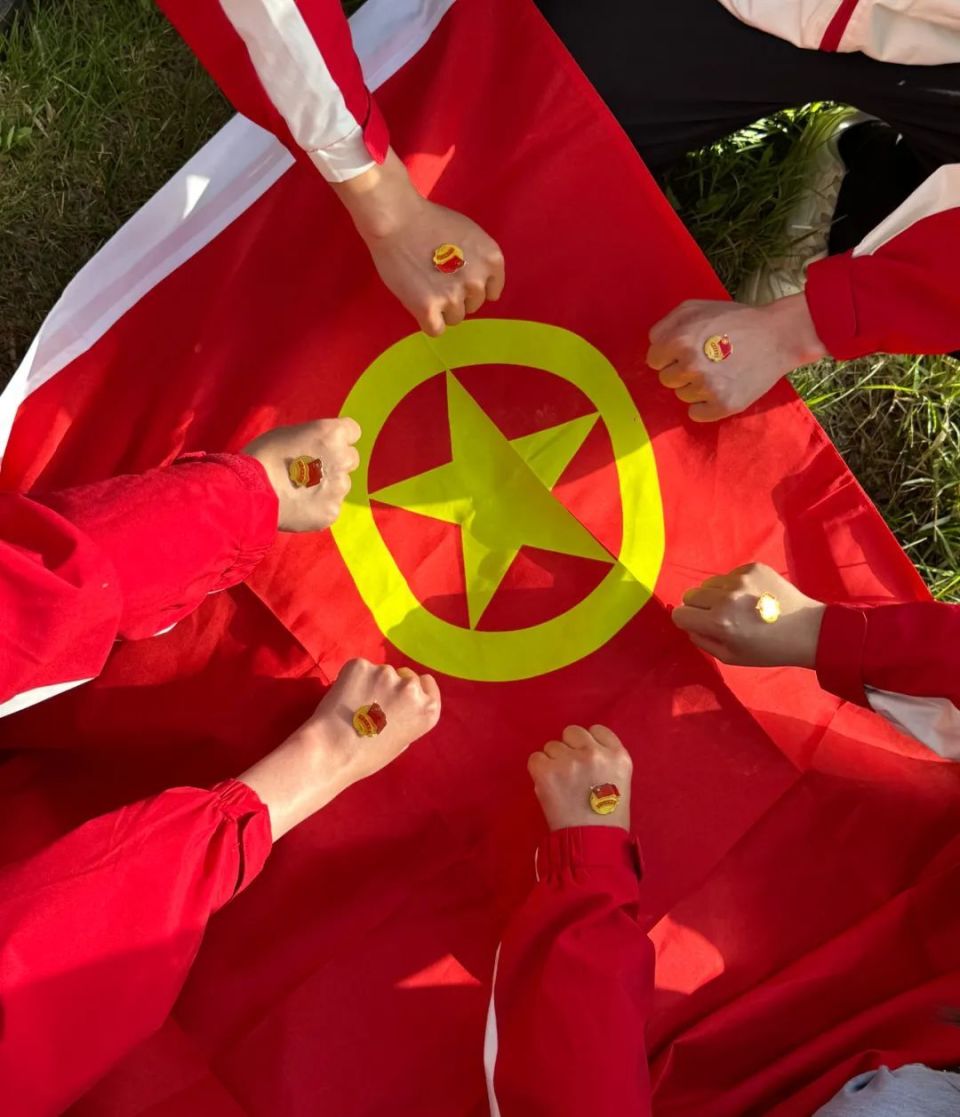 "我与团旗团徽合个影",定格属于你的青春记忆!