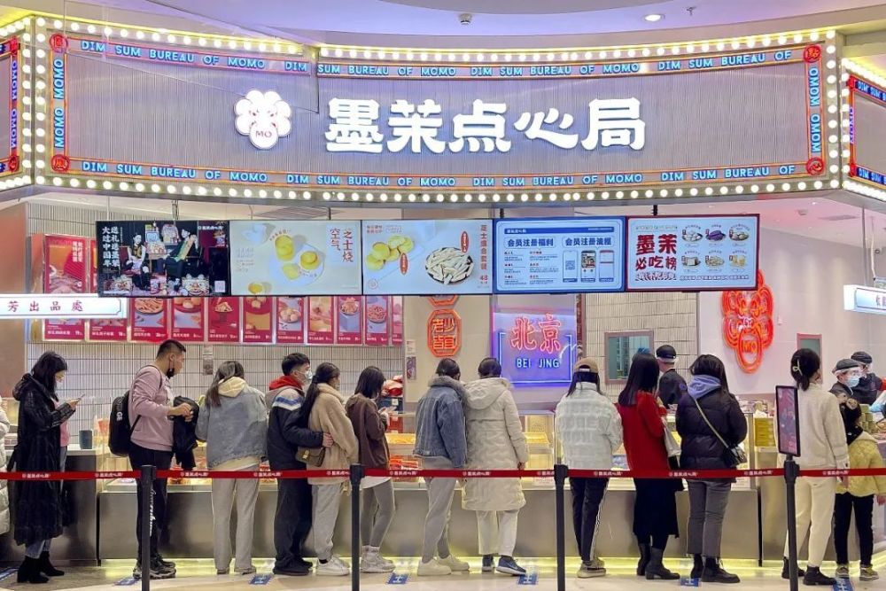 当年青人涌入 2 元面包店：极致低价背后，能赚到钱吗？- 两块钱一个的面包还有奶油