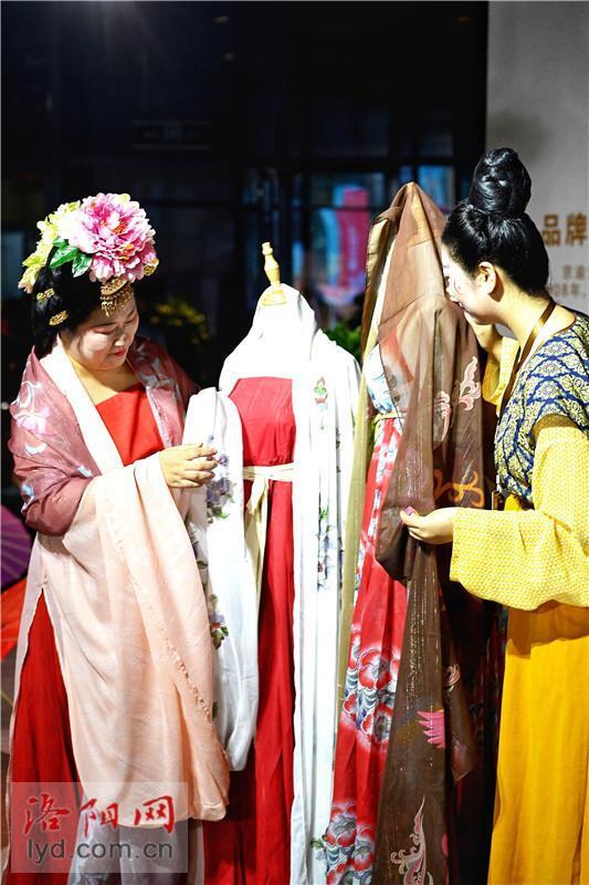 第六届中原国际文化旅游产业博览会汉服主题展开展组图