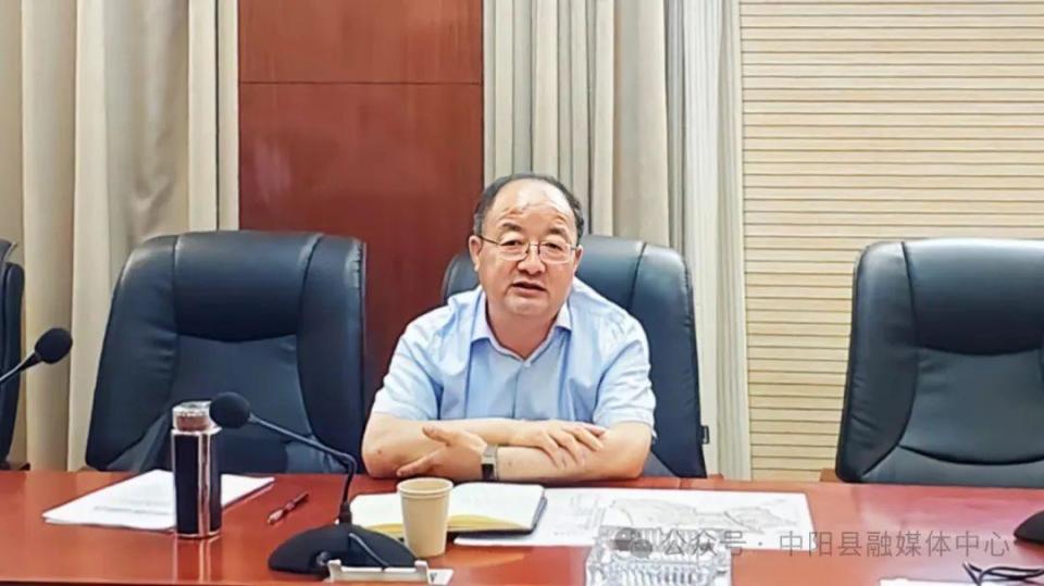 中阳县人大常委会主任刘海生在包联点金罗镇调研