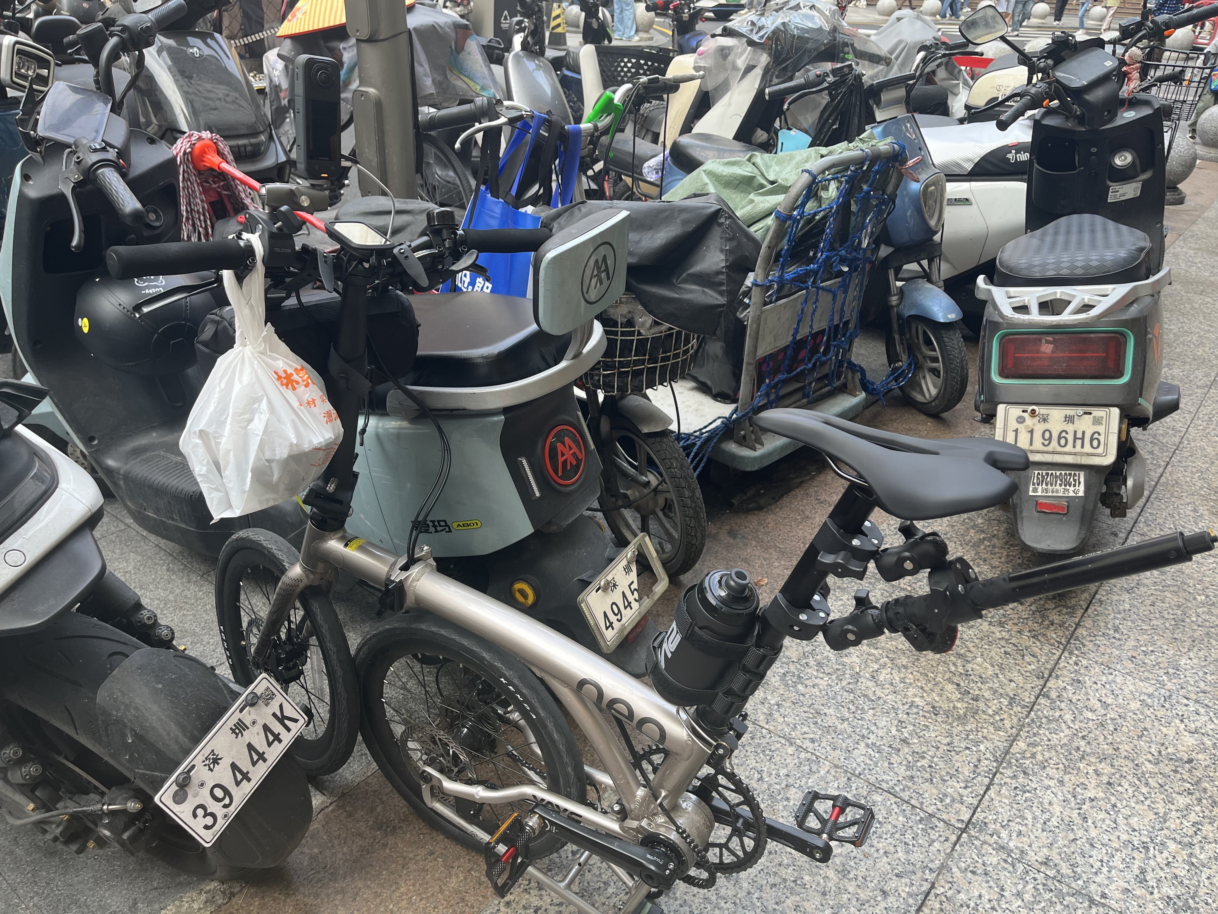 送外卖的话相机码表肯定都得随身带，没有脚撑停车也不方便