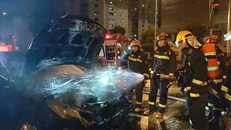 北京一出租车起火,丰台消防紧急扑救
