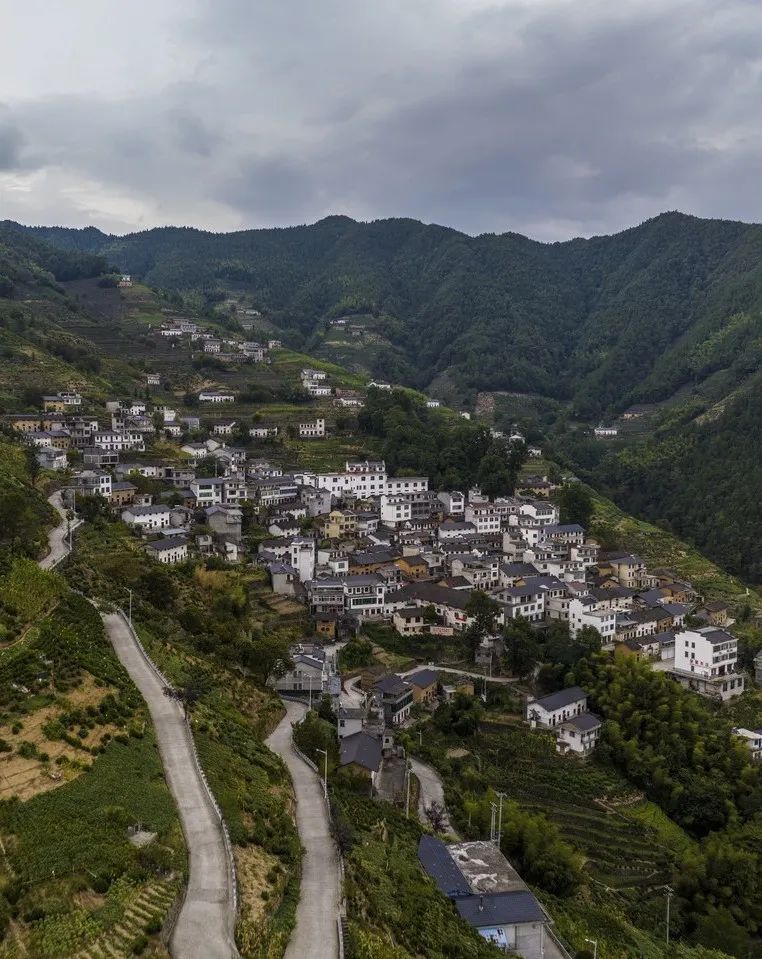 黄山附近有个鲜有人知的山村,名字吓人但风景绝美,层层梯田仿若深入云