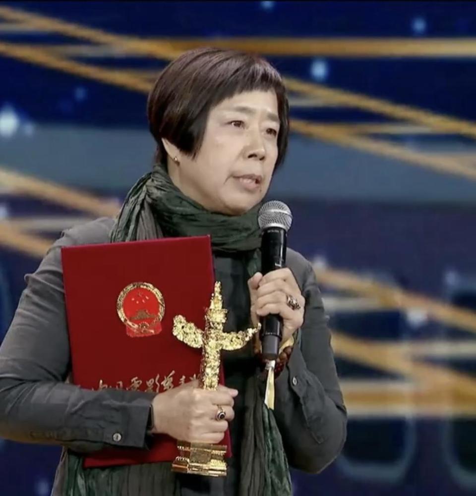 吾爱敦煌导演苗月此刻舞台中央的聚光灯照耀着樊锦诗