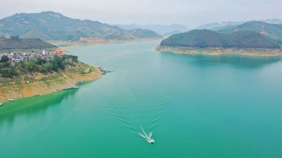 全面清理网箱养殖,沿湖区域畜禽养殖,钓鱼棚等污染源,万峰湖水质变好