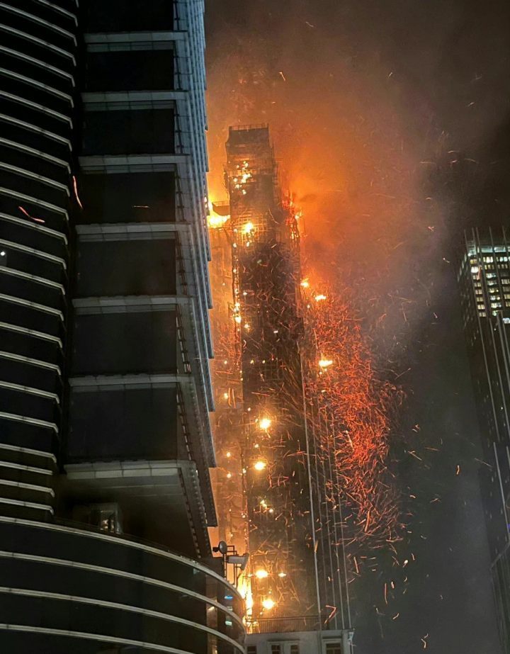 香港尖沙咀42层大楼突发大火!