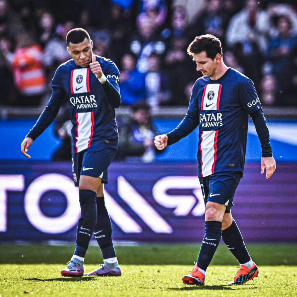 拜仁vs巴黎:这回还得靠梅西?_腾讯新闻