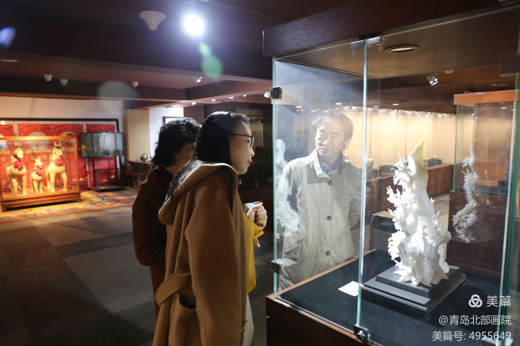 画家吕颖虹先生赠送传汉堂山水画作品一幅,传汉堂杨传东董事长接收