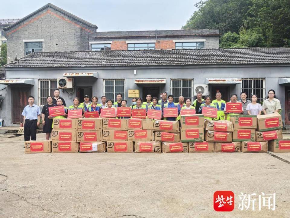 关爱环卫工人！镇江两局联合捐赠 4.6 万元食品抽检合格样品