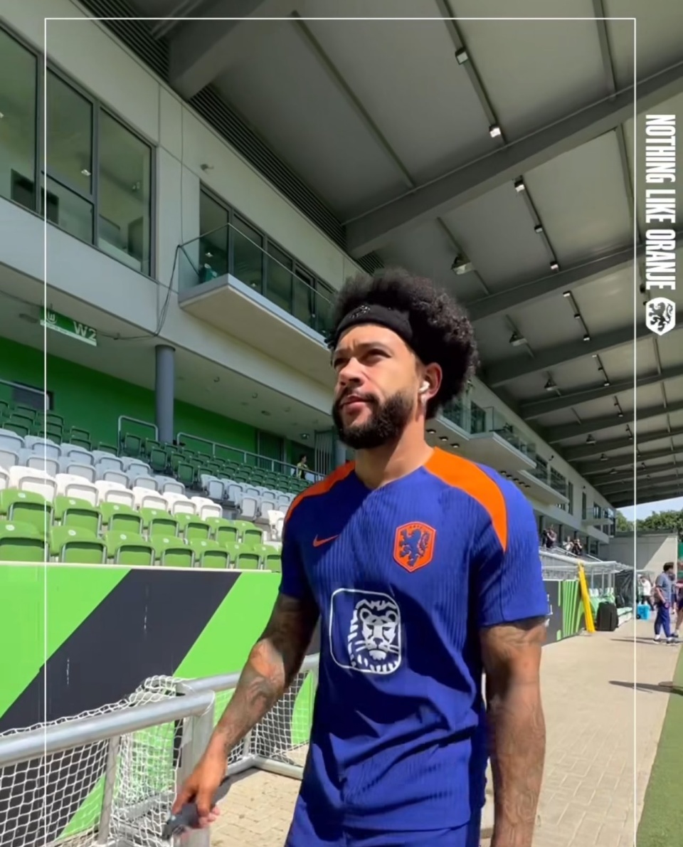 淘汰赛换个造型荷兰前锋德佩今天拆掉脏辫,换上了黑色发带