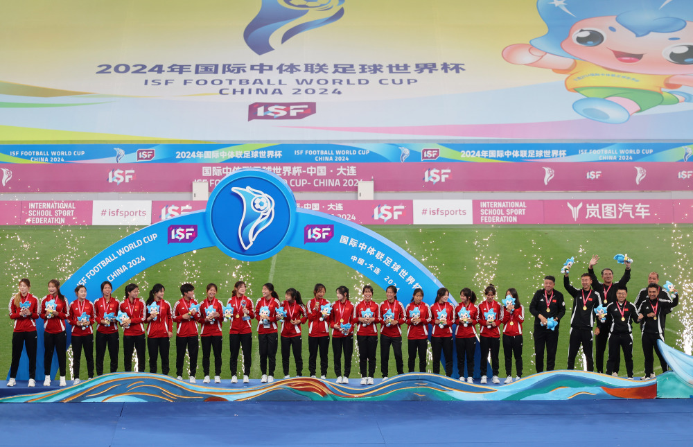 足球——国际中体联足球世界杯:中国队包揽男,女冠军