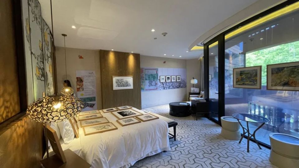 "床上摆满了画作!"酒店客房里也能举办艺术博览会