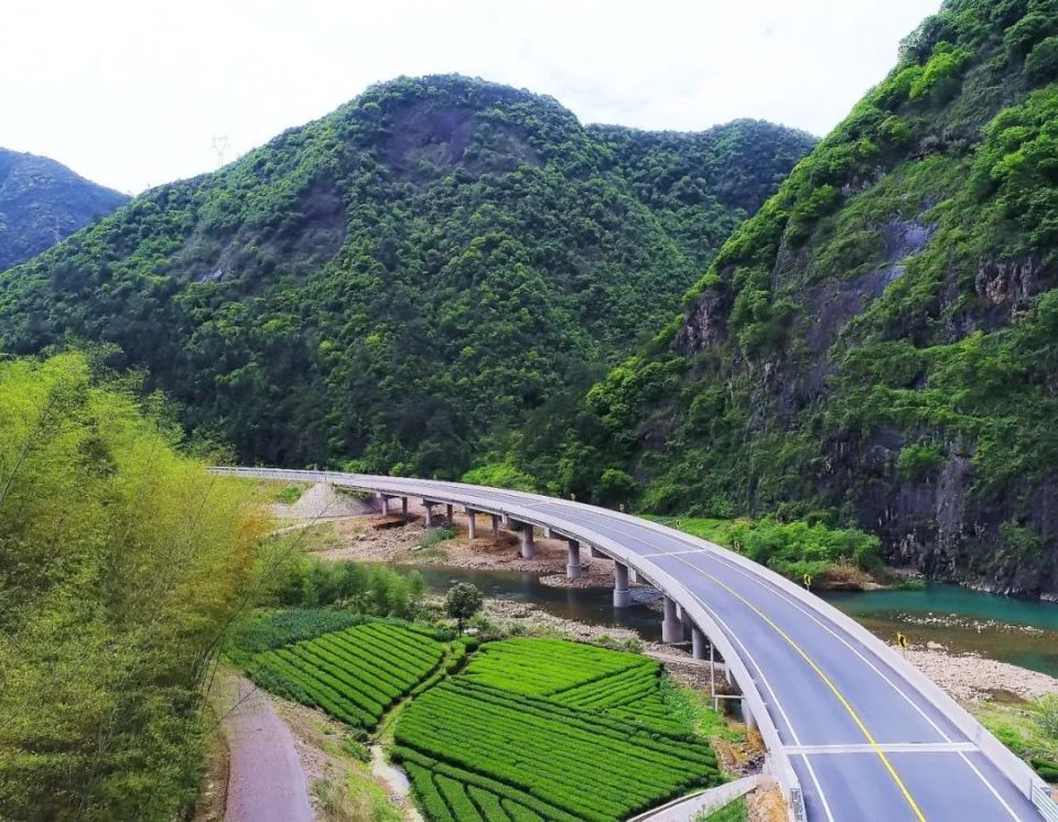 该项目于2021年5月19日正式开工,包含36座桥梁,7座隧道,26公里路基.