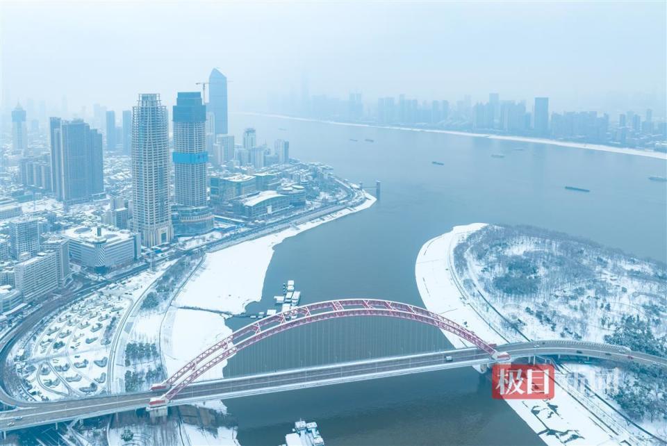 降雪暂歇武汉滨江雪景分外美