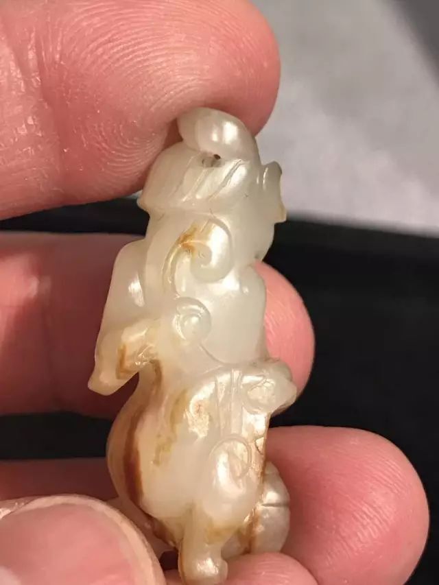 一件4厘米高的小玉人在朋友圈卖8万无人问津,香港拍卖290万成交!